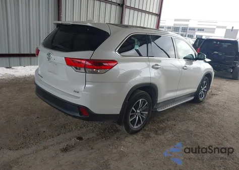 2019 Toyota Highlander Xle z USA, uszkodzony, nr VIN 5TDKZRFH0KS566014